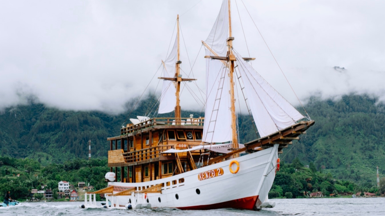 5D4N Medan – Lake Toba Tour (Live On Board)