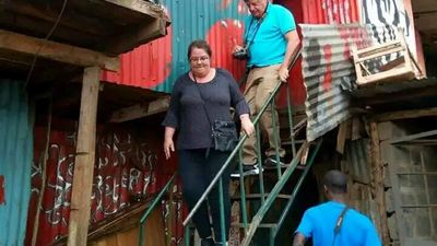 Nairobi:Giraffes Feeding Experience At Giraffes Centre And Kibera Slum Excursion. - Image - 8208