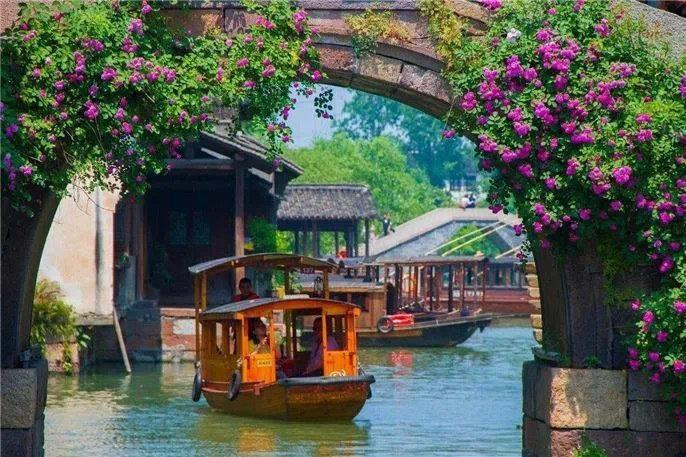 A boat on the water under a bridge

AI-generated content may be incorrect.