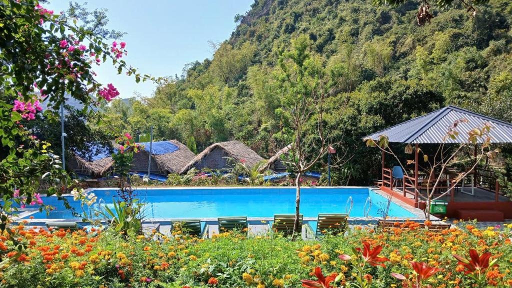 Trekking và Kayak: Rừng Cát Bà – Vịnh Lan Hạ 2N1Đ - Image - 13527