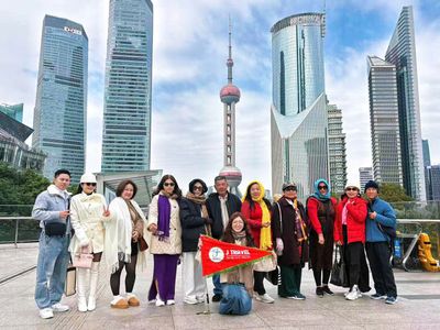 Tour Trung Quốc: Bắc Kinh – Hàng Châu – Cổ Trấn Bộc Viện – Thượng Hải 7N6Đ - Bến Thượng Hải, phía sau là tháp truyền hình Minh Châu Phương Đông - 22517