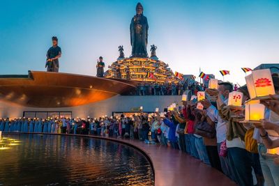 Tour Núi Bà Đen Tây Ninh: Sài Gòn – Tây Ninh – Toà Thánh Tây Ninh – Chùa Gò Kén Trong Ngày - Trải nghiệm dâng hoa đăng tại quảng trường dưới chân tượng Phật - 23825