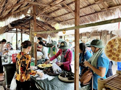 Tour City Tour Hồ Chí Minh - Địa Đạo Củ Chi Trong Ngày - an-khoai-mi-cu-chi - 24106