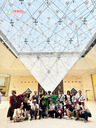 Tour Hà Nội - Châu Âu: Pháp - Thụy Sỹ - Ý - Vatican 9N8Đ - ben-trong-vien-bao-tang-louvre-phap-chau-au-jtravel - 24170