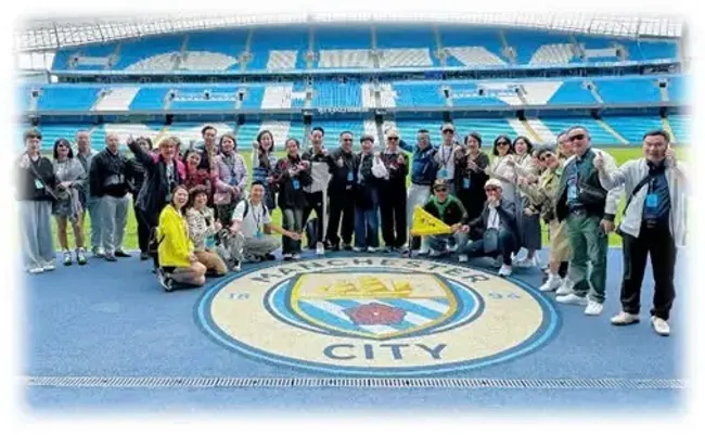 Ảnh có chứa trang phục, người, con người, giày dép
Nội dung do AI tạo ra có thể không chính xác.