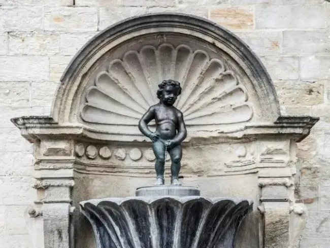 Chú bé đứng tè - Manneken Pis biểu tượng của nước Bỉ - Saco Travel