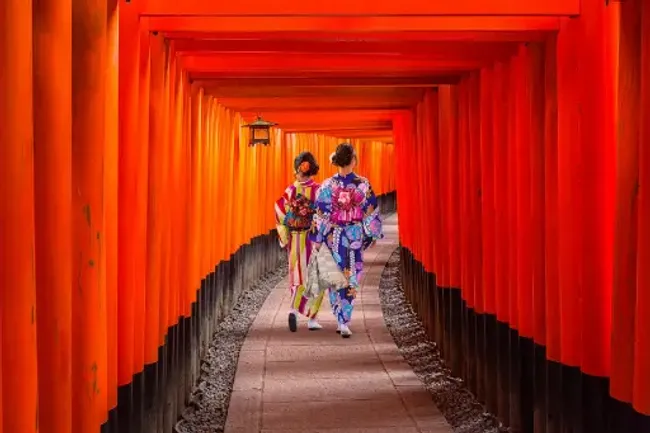 FUSHIMI INARI – Ngồi đền Ngàn Cổng Huyền Thoại tại Nhật Bản