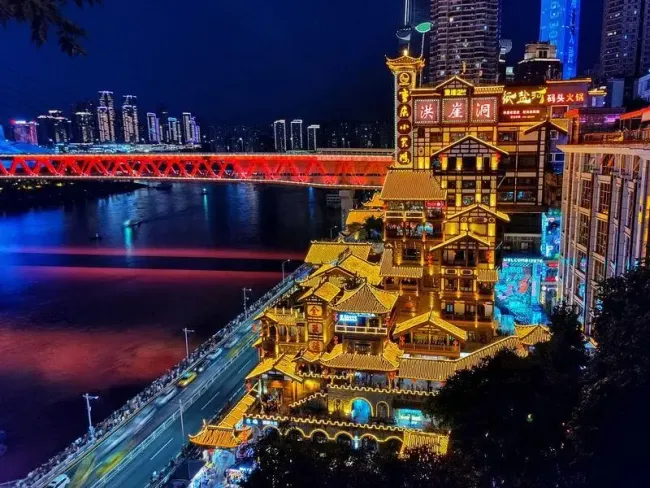 Hồng Nhai Động lấp lánh trong màn đêm biểu tượng của Trùng Khánh
